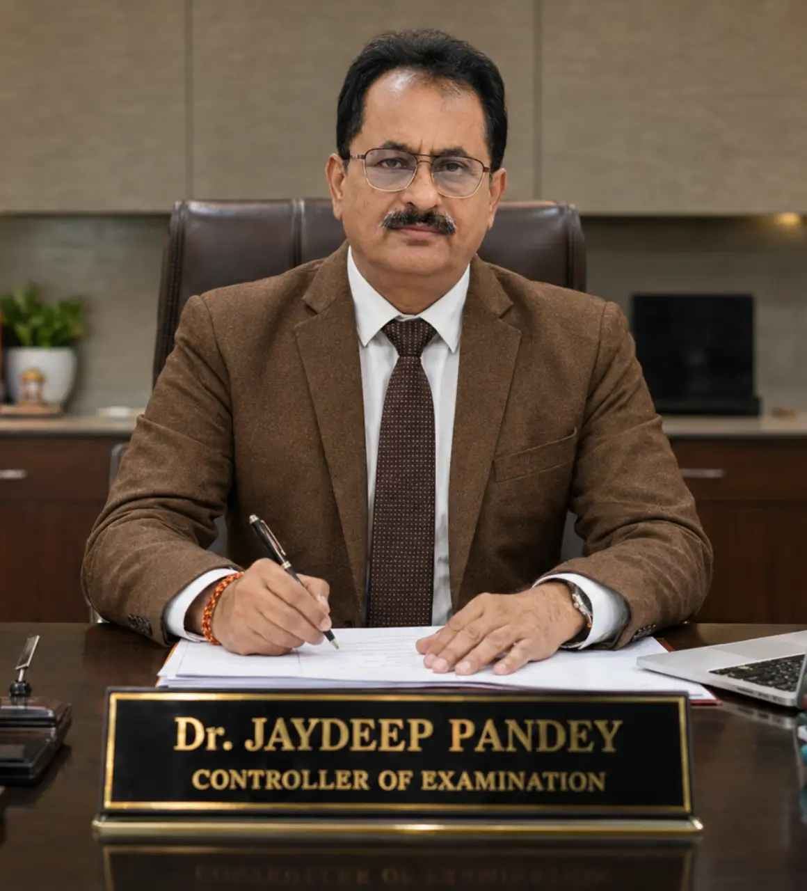 leader image